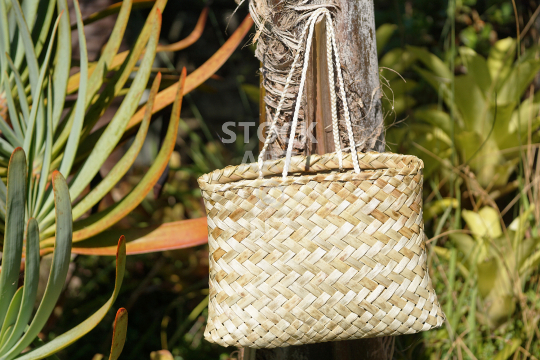 Kete made of natural flax with muka handles