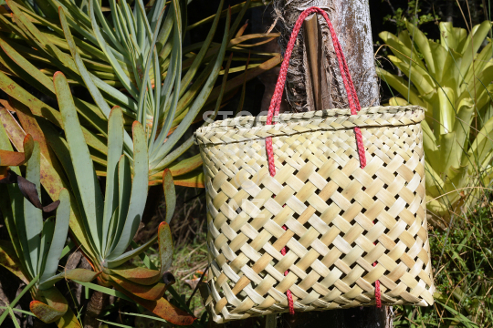 Kete shopping bag made of unprocessed raw and natural flax - Flax weaving made in New Zealand, photo with artist release