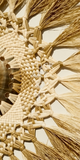 Mobile wallpaper: woven fan from Aitutaki, Cook Islands, Polynesia - Pacific island themed phone background picture, screen size ratio 18:9 (or fitting anything between 16:9 - 20:9) - traditional weaving with coconut fibre with mother of pearl shell