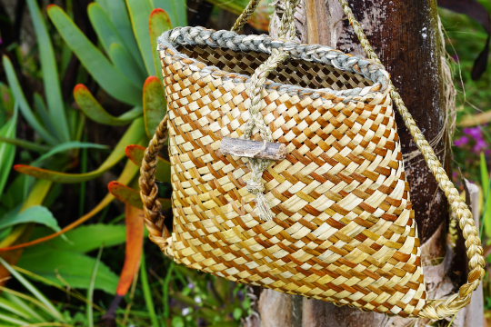 Pikau backpack with brown and natural mumu pattern - Handmade traditional flax weaving backpack (with property release from the maker)