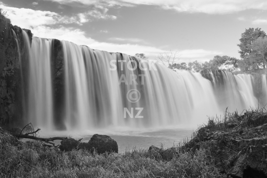 Wairua Falls close to Whangarei - Black & white long exposure photo of the waterfall